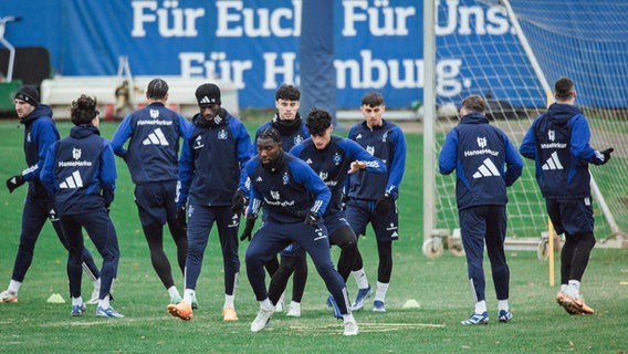 Die HSV-Fußballer beim Training.  © IMAGO / Lobeca 