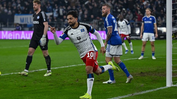 Spielszene FC Schalke 04 - Hamburger SV © IMAGO / RHR-Foto 