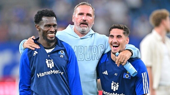 Bakery Jatta, Trainer Tim Walter und Ludovit Reis (v.l.) vom HSV © Witters Foto: Valeria Witters