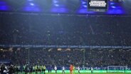 Auf einer Anzeigetafel im HSV-Stadion steht nach Protesten der Fans von Hannover 96 der Schriftzug "Stoppen Sie weitere Störaktionen, sonst droht ein Spielabbruch!". © Christian Charisius/dpa 