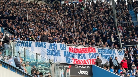Fans von Hansa Rostock zeigen ein Transparent zu den gestohlenen Podesten der HSV-Fans © NDR 