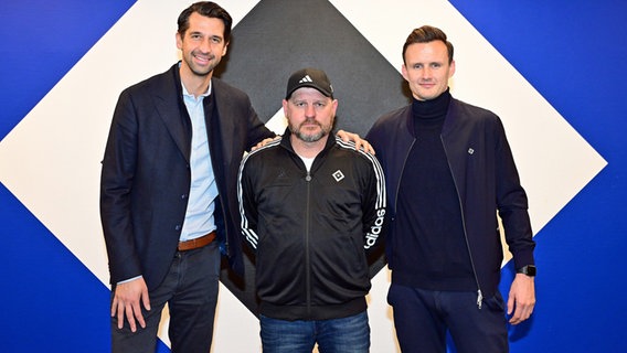 HSV-Vorstand Jonas Boldt (l.), Trainer Steffen Baumgart und Claus Costa (Direktor Profifußball) © Witters 