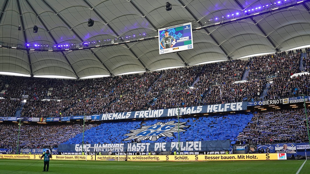 Die HSV-Fans zeigen eine Choreografie auf der Nordtribüne des Volksparkstadions.