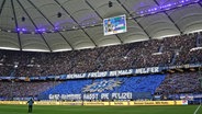 Die HSV-Fans zeigen eine Choreografie auf der Nordtribüne des Volksparkstadions. © picture alliance / nordphoto GmbH 