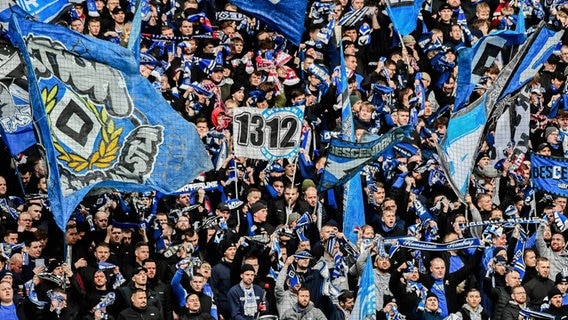 HSV-Fans mit Fahnen und Plakaten im Volksparkstadion © IMAGO / Oliver Ruhnke 