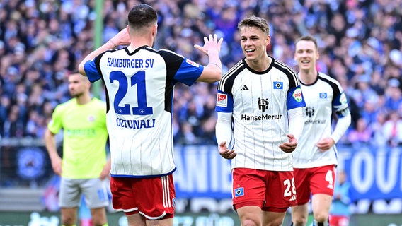 Jubel bei Levin Öztunali und Miro Muheim (v.l.) vom Hamburger SV © Witters 