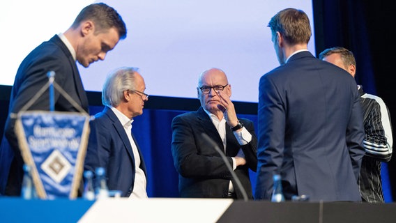 HSV-Präsident Marcell Jansen, Vizepräsident Bernd Wehmeyer, Michael Papenfuss (Vizepräsident und Schatzmeister, Aufsichtsrat) und Dr. Eric Huwer (Vorstand Finanzen, HSV) © Witters 