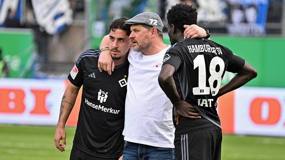 Hamburgs Ludovit Reis (l.), Steffen Baumgart (Mitte) und Bakery Jatta © IMAGO / Zink 