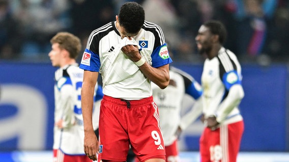 Robert Glatzel hält sich enttäuscht das Trikot ins Gesicht. © Witters 