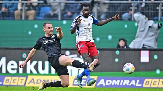 Jannis Heuer (l.) vom SC Paderborn im Duell mit Bakery Jatta vom Hamburger SV © Witters 