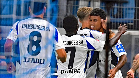 Die Fußballer des HSV jubeln © IMAGO/KBS-Picture Foto: Kalle Meincke