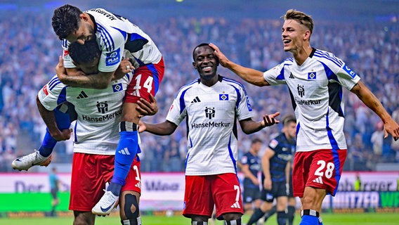 Die Fußballer des HSV jubeln © Witters Foto: Tim Groothuis