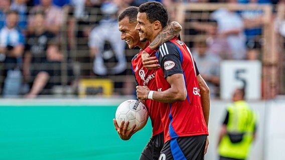 Die HSV-Stürmer Davie Selke (l.) und Robert Glatzel © IMAGO / Kirchner-Media 