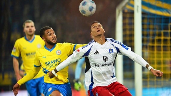 Braunschweigs Leon Bell Bell (l.) gegen HSV-Stürmer Davie Selke © Witters 