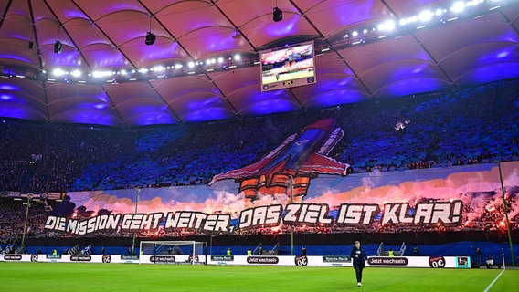 HSV-Fans präsentieren auf der Nordtribüne des Volksparkstadions eine Choreografie mit dem Spruchband: "Die Mission geht weiter, das Ziel ist klar!" © WITTERS/	TimGroothuis 