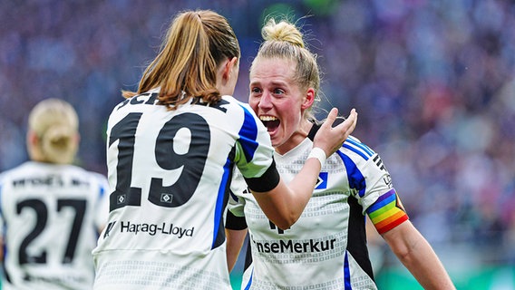 Jubel bei Victoria Schulz und Sarah Stöckmann (v.l.) vom Hamburger SV © IMAGO / Eibner 