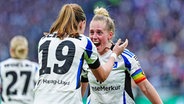 Jubel bei Victoria Schulz und Sarah Stöckmann (v.l.) vom Hamburger SV © IMAGO / Eibner 