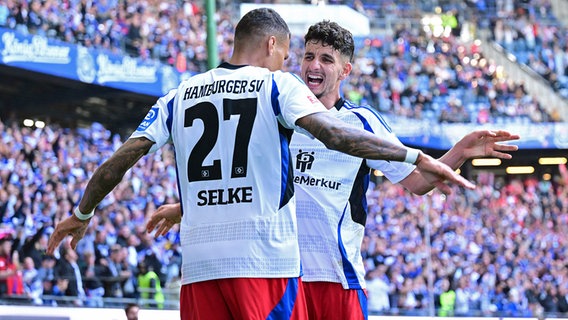 Davie Selke (l.) und Daniel Elfadli vom HSV umarmen sich. © WITTERS / Valeria Witters 