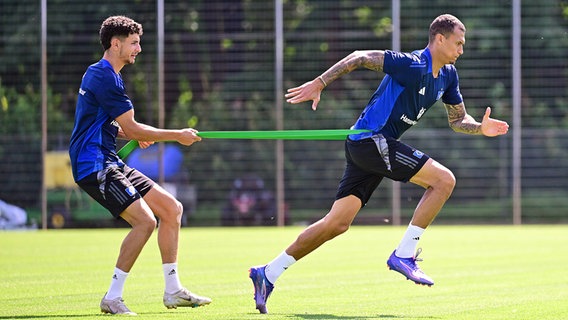 Davie Selke (r.) und Daniel Elfadli vom HSV im Training. Davie Selke (r.) und Daniel Elfadli vom HSV im Training. © WITTERS / Tim Groothuis