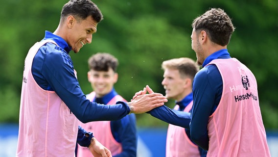 Davie Selke (l.) und William Mikelbrencis beim HSV-Training © Witters 