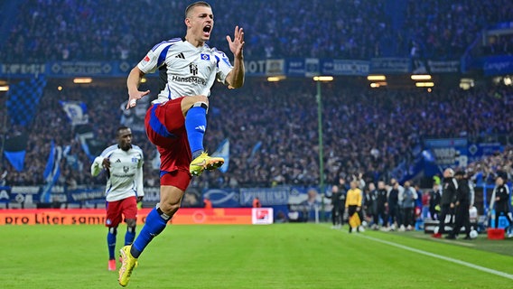 HSV-Spieler Miro Muheim springt in die Luft und jubelt. © Witters / Valeria Witters 