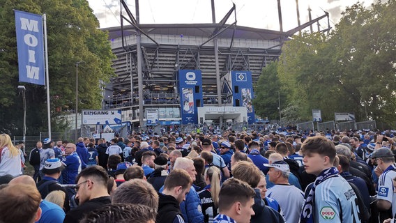 HSV-Fans am Volksparkstadion © NDR Tobias Knaack 