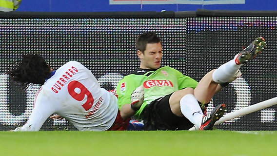 HSV-Stürmer Paolo Guerrero (l.) grätscht Stuttgarts Torwart Sven Ullreich um. © Witters 