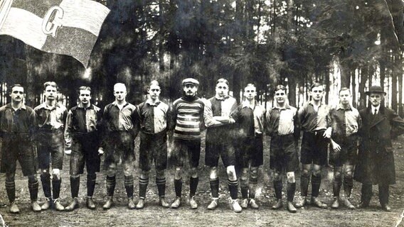 SC Germania Hamburg 1912: Hermann Luehrs, Hans Vietzen, Bruni Volkmann, Walter Agte, Otto Hinsch, Walter Gamerdinger, Rudolf Agte, Hans Flohr, Kurt Stolzenbein, Hugo Seifert, Hwelmut Zilian, Karl Hentzsch (v.l.) SC Germania Hamburg 1912: Hermann Luehrs, Hans Vietzen, Bruni Volkmann, Walter Agte, Otto Hinsch, Walter Gamerdinger, Rudolf Agte, Hans Flohr, Kurt Stolzenbein, Hugo Seifert, Hwelmut Zilian, Karl Hentzsch (v.l.) © Witters Foto: Witters