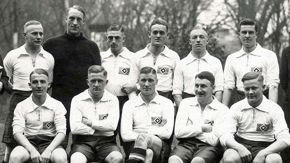 Die Mannschaft des Hamburger SV im Jahr 1924: Baier, Martens, Risse, Lang, Halvorsen, Krohn (oben v.l.), Warnholtz, Breuel, Harder, Schneider, Rave (unten, v.l.) © Witters Foto: Witters