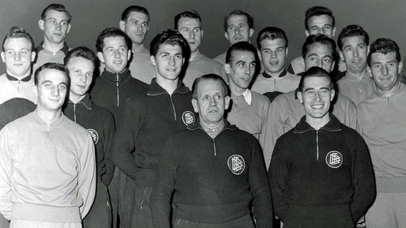 Die deutsche Nationalmannschaft bei einem Lehrgang im Jahr 1955 mit Uwe Seeler (l.) und Klaus Stürmer (6.v.r.). Die deutsche Nationalmannschaft bei einem Lehrgang im Jahr 1955 mit Uwe Seeler (l.) und Klaus Stürmer (6.v.r.). © imago/kicker Foto: kicker