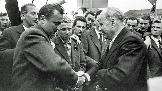 Jupp Posipal (l.) erhält nach seinem Karriereende am 19. Mai 1958 die Goldene Ehrennadel des Norddeutschen Fußballverbandes. ©  picture-alliance / dpa Foto:  Lothar Heidtmann