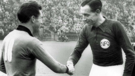 Heinz Spundflasche (r.) mit Fritz Walter Heinz Spundflasche (r.) mit Fritz Walter © imago/kicker Foto: kicker