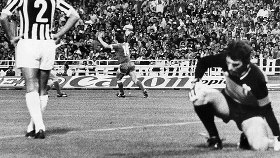 Felix Magath (M.) jubelt über sein Siegtor im Europacup-Finale 1983 gegen Juventus Turin.  
