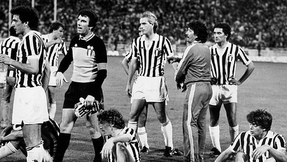 Enttäuschung bei den Spielern von Juventus Turin nach der Niederlage im Europacup-Finale gegen den HSV 1983.  
