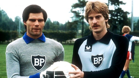 Die Torhüter Jupp Koitka (l.) und Uli Stein vom Hamburger SV (Archivbild von 1980) © Witters Foto: Wilfried Witters