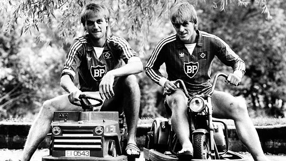 Dietmar Beiersdorfer (l.) und Manfred Kastl vom Hamburger SV (Archivbild aus dem Jahr 1986) © Witters Foto: Wilfried Witters
