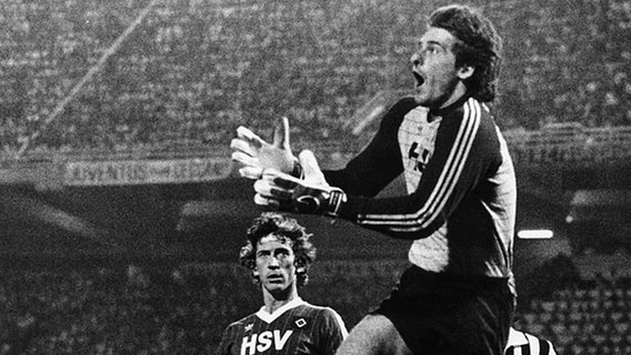 Torwart Uli Stein und Ditmar Jakobs im Europacup-Finale 1983 gegen Juventus Turin  