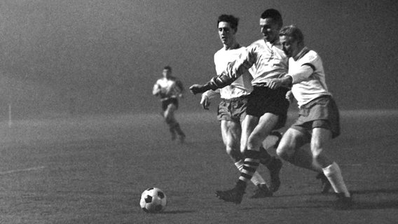 Spielszene HSV - Dortmund vom 7.12. 1963 © picture alliance / dpa Foto: dpa