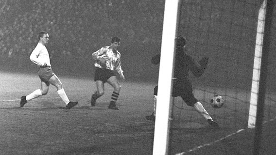 Spielszene HSV - Dortmund vom 7.12. 1963 © picture alliance / dpa Foto: dpa