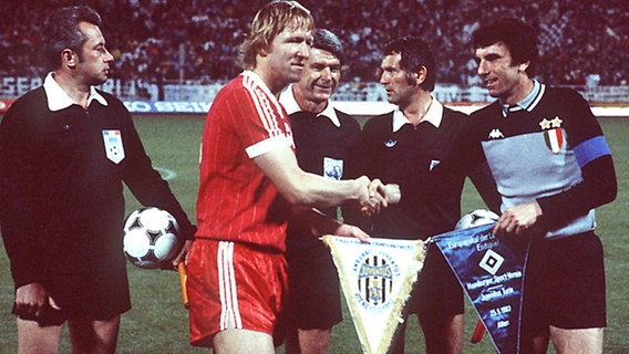 HSV-Kapitän Horst Hrubesch (2.v.l.) und Juventus-Spielführer Dino Zoff vor dem Europacup-Finale 1983. © picture-alliance / Sven Simon 
