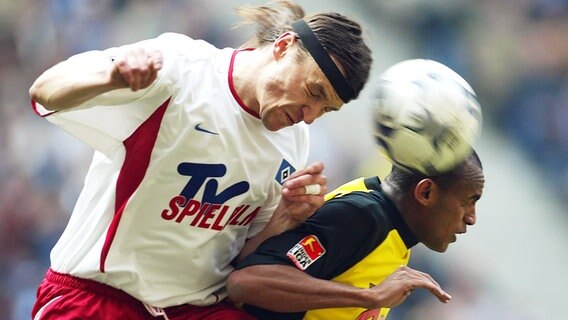 Tomás Ujfalusi (l.) im HSV-Trikot (Foto aus dem Jahr 2003) © Witters Foto: Uwe Speck