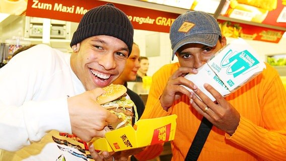 Nigel de Jong (l.) und Ailton (Foto aus dem Jahr 2006) © Witters Foto: Nadine Rupp