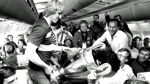 Horst Hrubesch mit dem Europapokal auf dem Rückflug von Athen © Witters Foto: Wilfried Witters