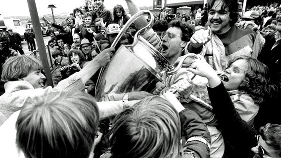 Fans feiern den HSV bei seiner Ankunft nach dem Europacup-Sieg 1983. © Witters Foto: Wilfried Witters