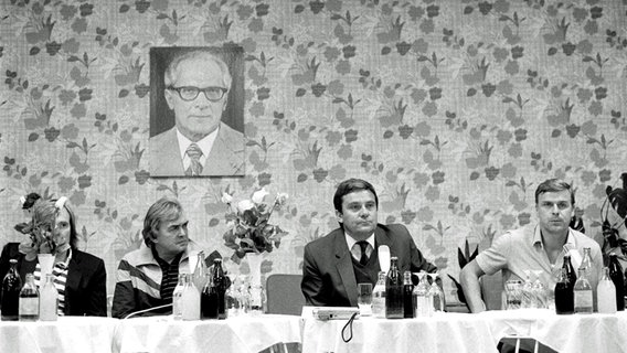 HSV-Manager Netzer (l.) und Trainer Happel (2.v.l.) bei einer Pressekonferenz in Ost-Berlin. © Witters Foto: Wilfried Witters