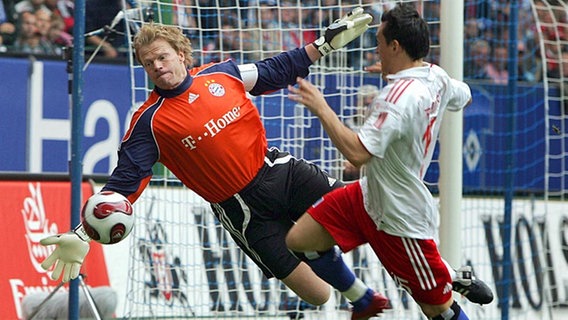 Bayern-Torwart Oliver Kahn rettet vor Pjotr Trochowski vom HSV. © dpa 