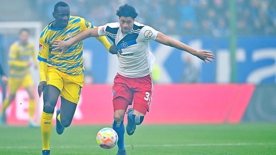 Tarsis Bonga (l.) von Eintracht Braunschweig im Duell mit Jonas David vom Hamburger SV © Witters 