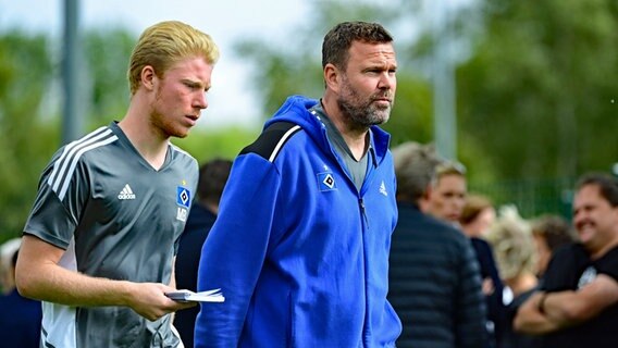 Trainer Lewe Timm von den HSV-Frauen (r.) und sein Assistent Marwin Bolz im Gespräch © Witters Foto: Valeria Witters