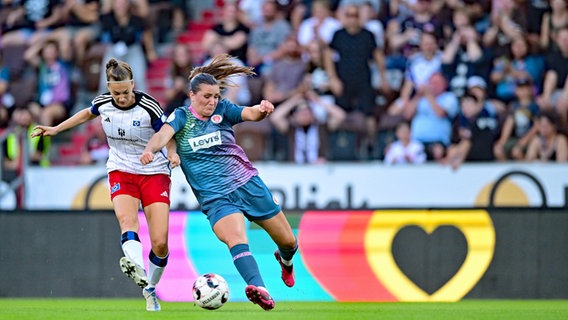 Rachel Rinast (r.) vom FC St. Pauli im Zweikampf mit Emilia Hirche von den HSV-Frauen © Witters Foto: Leonie Horky