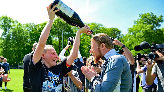 HSV-Kapitänin Sarah Stöckmann verpasst Trainer Marwin Bolz eine Bierdusche © Witters Foto: Tim Groothuis